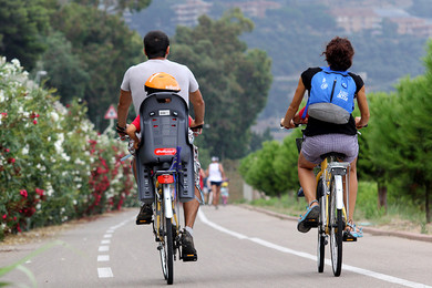 famiglia-sulla-pista-ciclabile 